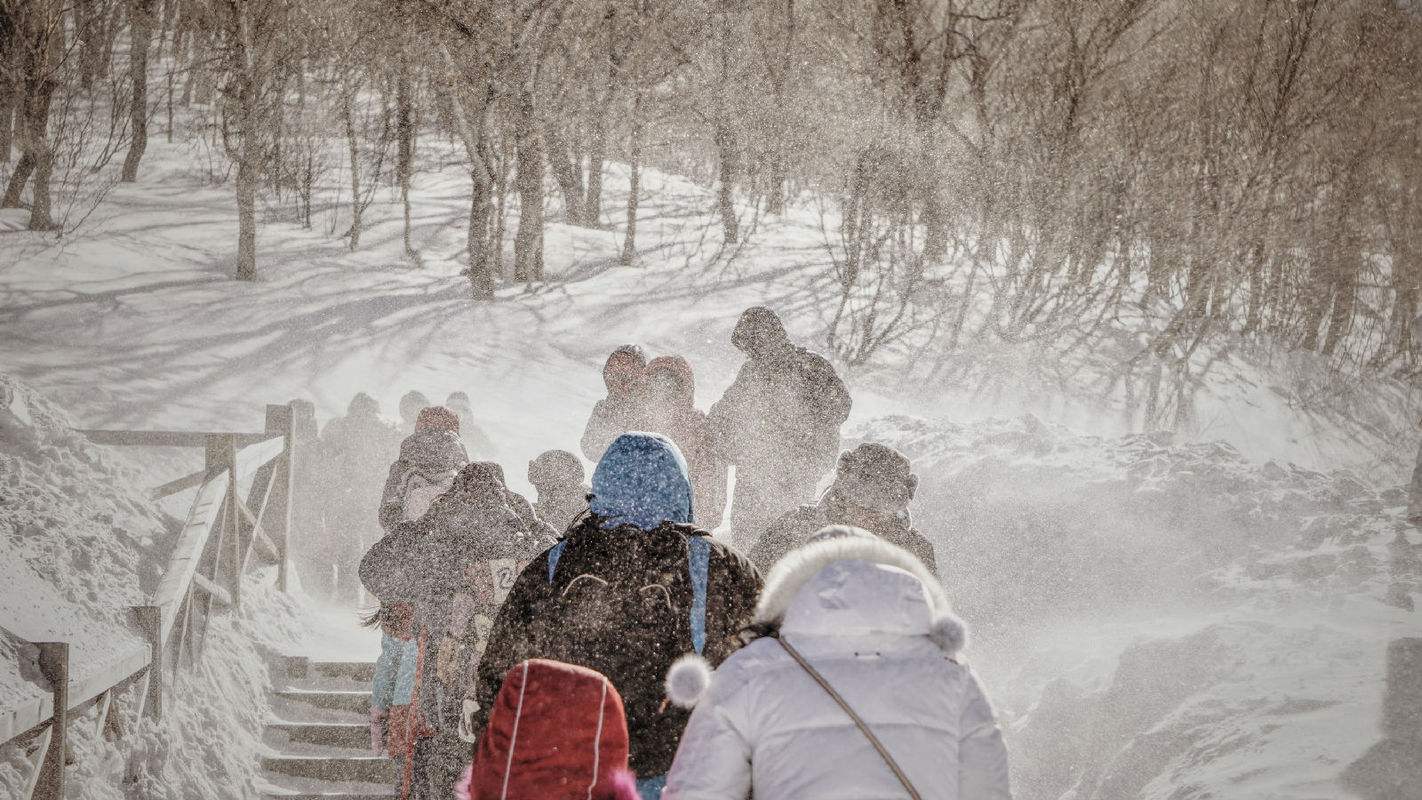 大雪纷飞唯美说说 | 小小的六瓣雪 花从空中降落 在我心上融化