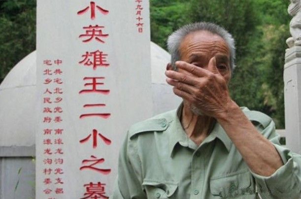 王二小用自己年仅13岁的生命救了他，为报恩，他自发为其守墓58年