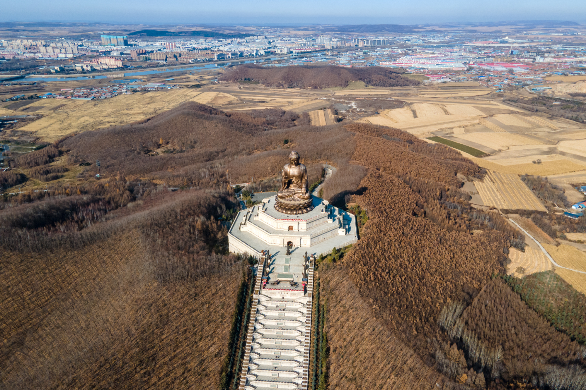 世界上最大青铜坐佛，与香港天坛大佛南北相对，108位高僧开光